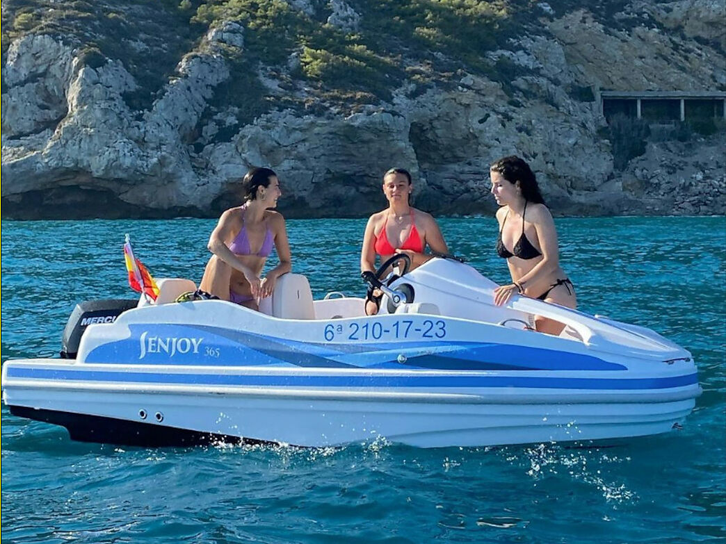 Boat rental without license in Garraf per hours