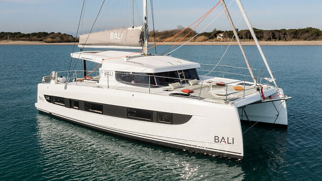 Lassdive - Alquiler de embarcación Catamarán Bali Catsmart con patrón en l'Escala, Costa Brava, Girona 01