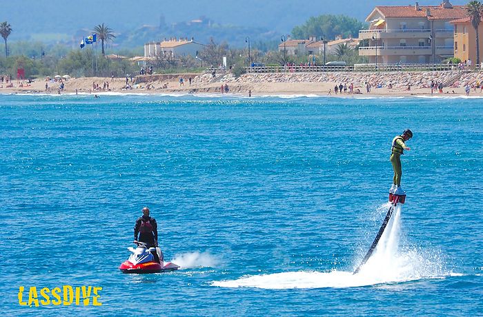 Vine a l'Estartit (Girona, Catalunya) a llogar la teva sessió de Flyboard amb Lassdive!