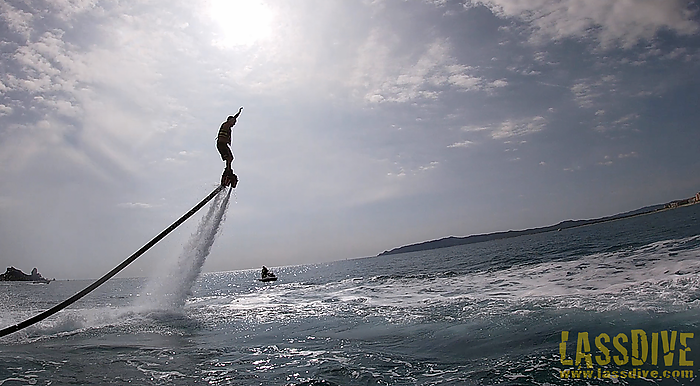 Vous n'avez pas encore essayé le flyboard?